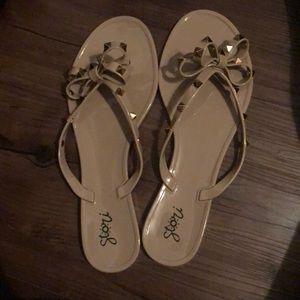 Stud sandals nude